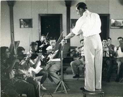 George Logie-Smith conducting.